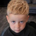 Divatos frizura egy fiú számára 2023