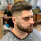 Férfi frizurák 2022 Borotvált oldalak