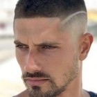 Stílusos férfi frizurák 2021