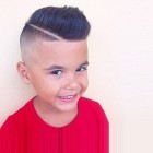 Divatos frizurák tini fiúk számára