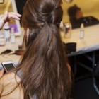 Hogyan formázzuk a hosszú hajat a munkához