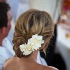 Esküvői frizurák virággal a hajban